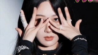 Yang Zi's ELLE cover preview is really amazing. The look back movie feeling is full of apm materials