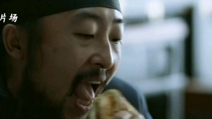 Big Beard Devours Chang’an Roujiamo, Then Takes Another Bite of a Juicy Fire Crystal Persimmon—It’s 