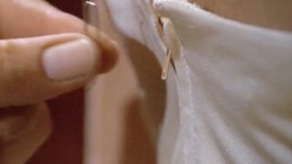 男人用曲别针勾住女人衣服的拉链