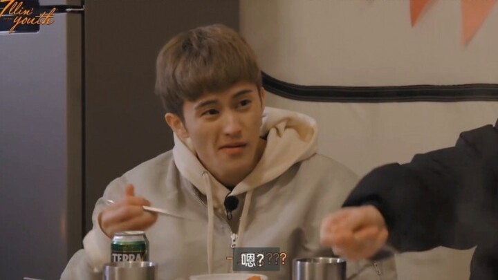 Biểu cảm của Lee Mark khi được khen dễ thương còn “mãn nhãn” hơn cả khi anh ấy vừa ăn bánh dưa hấu!