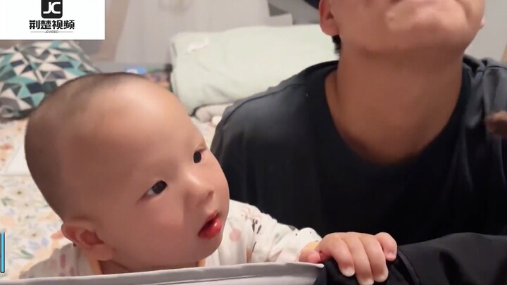 To teach his baby to call mom, the father personally demonstrated and almost made the child cry: a r