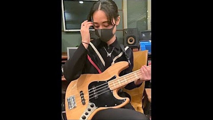 Penampilan slap bass yang dahsyat oleh siswa SMA