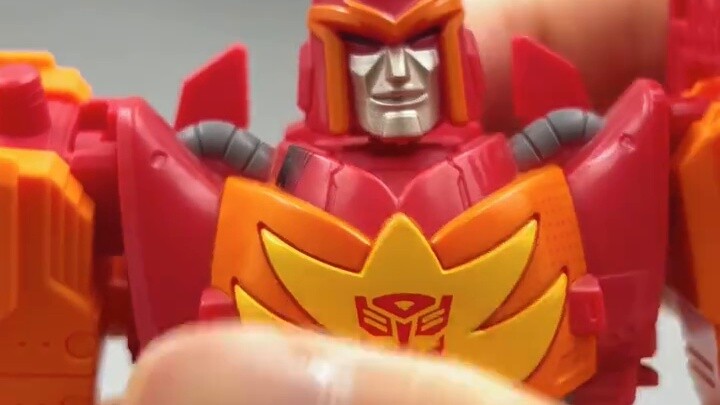 What is the relationship between you two? ——Today, we share the Transformers 40th Anniversary Retro 