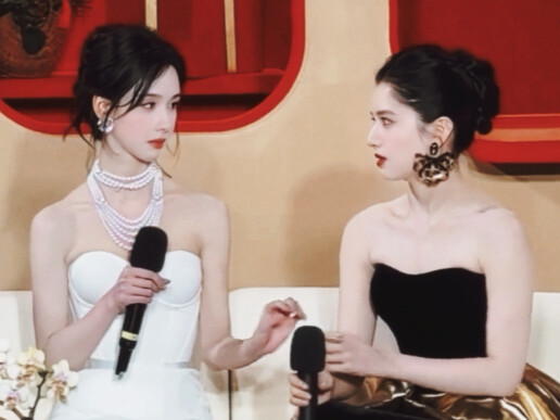 แค่ยื่นกระดาษทิชชู่ยังเหมือนกำลังเล่นละครไอดอล สาวคนนี้มีออร่าแบบ “แมรี่ซู” ที่เป็นความหวานแหววเฉพาะ