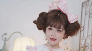 لوليتا ذات طابع الفراولة التي تبدو شهية بعض الشيء