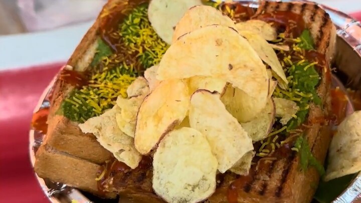 Bánh sandwich nhỏ xinh giá 70 rupee,搭配 Amul Family Bucket