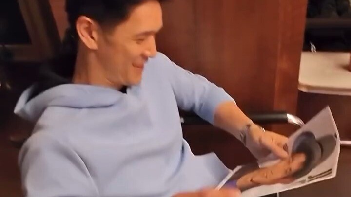 [CC] What would the cast of "Grey's Anatomy" say if asked to sign their own younger photos?