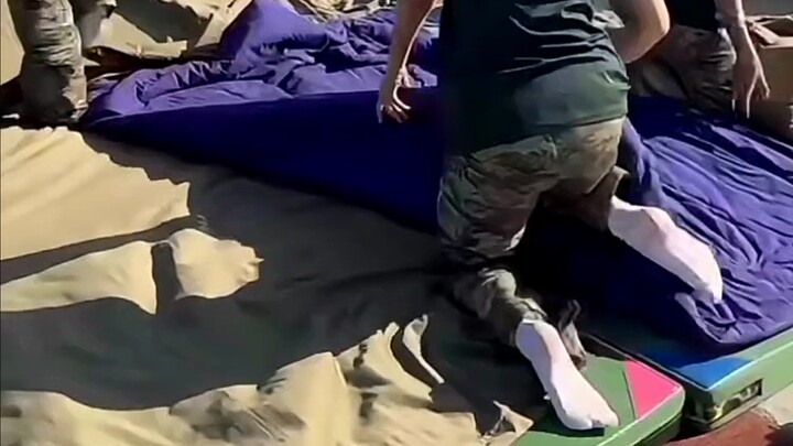 武校，户外叠被子