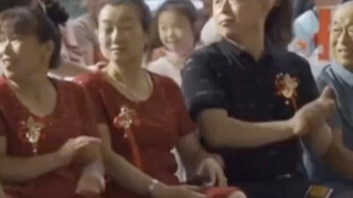 The host invited the "wedding sponsor" onto the stage, while the bride and groom's parents looked ar