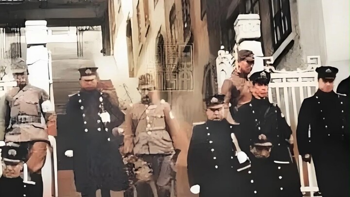 Năm 1938, sau khi Vũ Hán thất thủ, một nhóm lính Nhật đang đi bộ trong khuôn viên Đại học Vũ Hán.