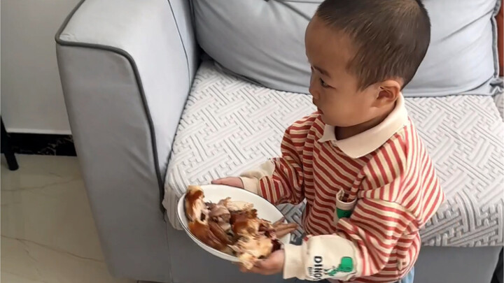 Mễ Bảo đã biết điều, biết giúp bố làm việc rồi!