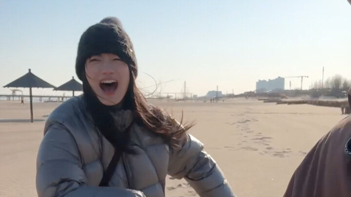 It’s windy by the beach—talk louder!