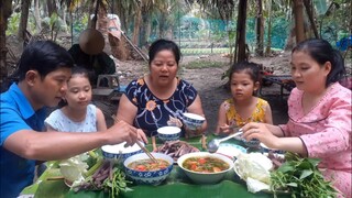 Nhờ Cơn Mưa Lớn Hốt Được Mớ Cua Đồng Về Kho Lạt Chấm Bông Súng| TKQ & Family T616