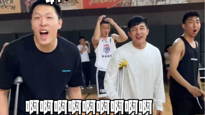 Tendangan slam dunk sambil berbalik di belakang alpaka