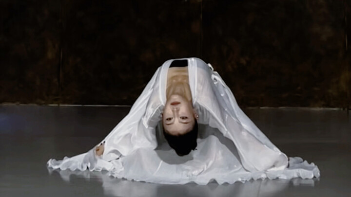 White Bone Lady (เวอร์ชั่นกงลี่) ออกแบบท่าเต้นโดย Gaigai