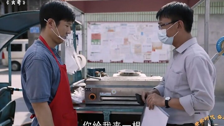 Tiểu thương bán xúc xích nướng bên ngoài trường vô tình nghe lãnh đạo nhà trường than phiền, nào ngờ