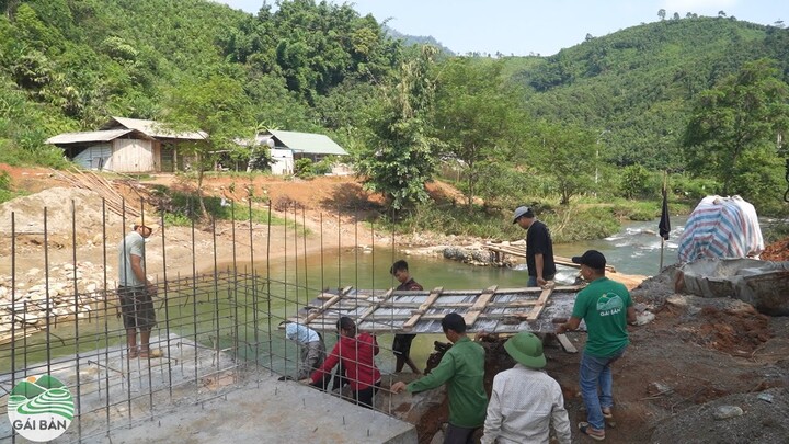 Cầu Hạnh Phúc ( T 22 ) |  Các Kỹ sư bản Khe Ba một ngày buộc sắt, ghép song cốt pha trụ cầu Mố 1