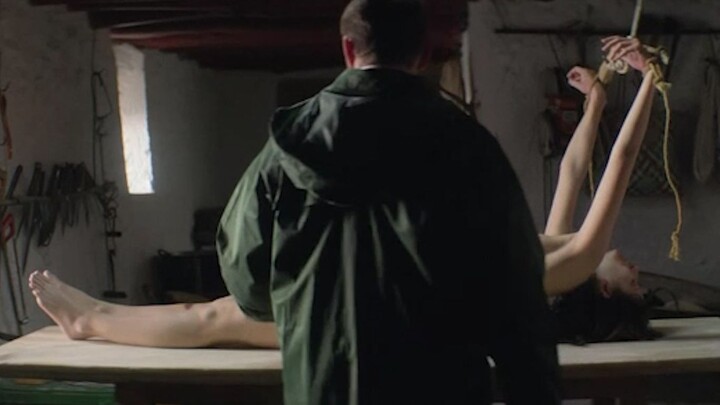 الرجال يحبون أكل لحم النساء، حتى إنّه أكل مؤخرة صديقته مباشرة! الفيلم المرعب والمثير "حب آكلي لحوم ا