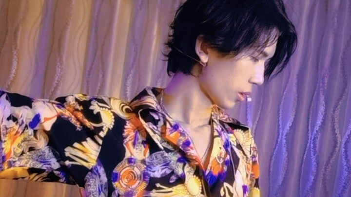 On KunKun’s hatching day, Tom sang “Lover”!