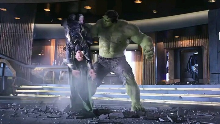 الهulk: يا إلهي المسكين! أبرز اللحظات التي تظهر فيها شخصيات مارفل وهم يبالغون في تقدير قوتهم.