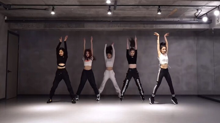 【ITZY】Raising hands above head to change songs｜What flew over?!