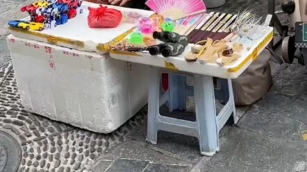 Seorang kakek berjualan di depan papan peringatan “Dilarang Berdagang”, netizen: Kakek itu memang be