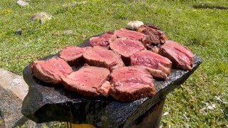 Bawa peralatan dapur Anda untuk memasak makanan besar di luar ruangan dan nikmati pemandangan sambil