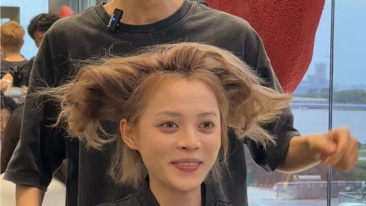 Tolong! Setelah potong rambut, aku benar-benar kayak baru keluar dari anime!