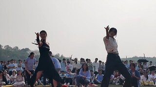 I received a third-person perspective photo taken by my junior female schoolmate—it's seriously amaz