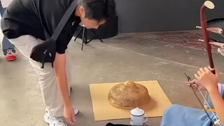 欢乐谷二胡NPC拉出隐藏曲，看到帅哥还会拉《婚礼进行曲》。