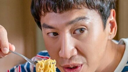 "This is how you should eat instant noodles. Slurp, slurp, so delicious, so delicious!"