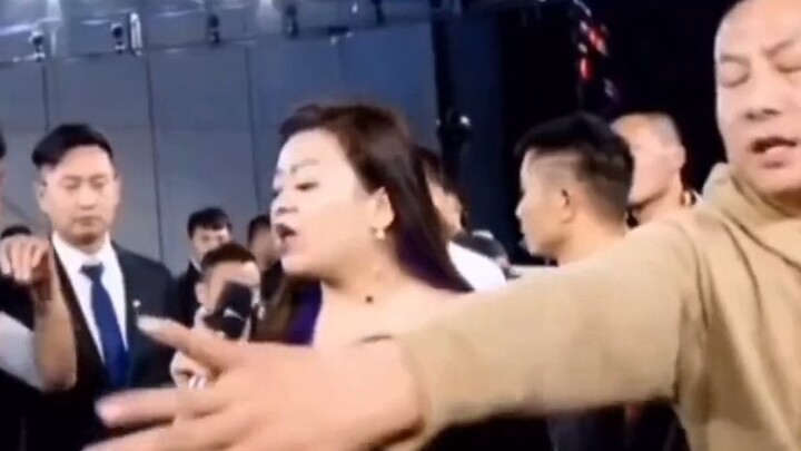 Hot girl mạng lên tiếng thách thức Diêu Hồng Cương, cuối cùng bị Diêu Hồng Cương tung một cú đá hạ k