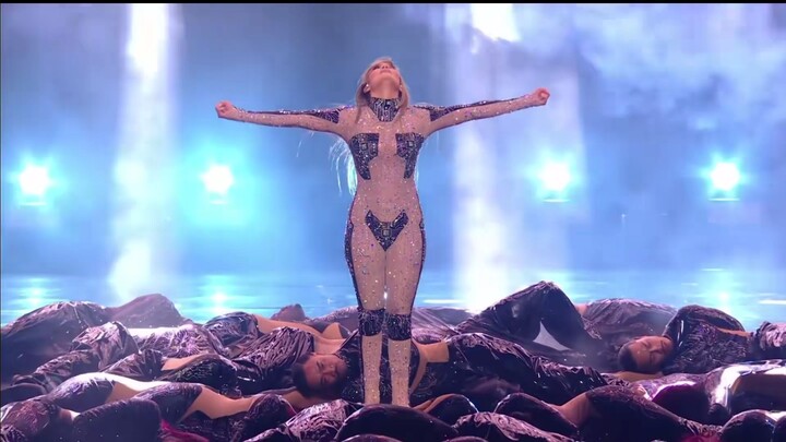 Jennifer Lopez open the award ceremony with last year hits