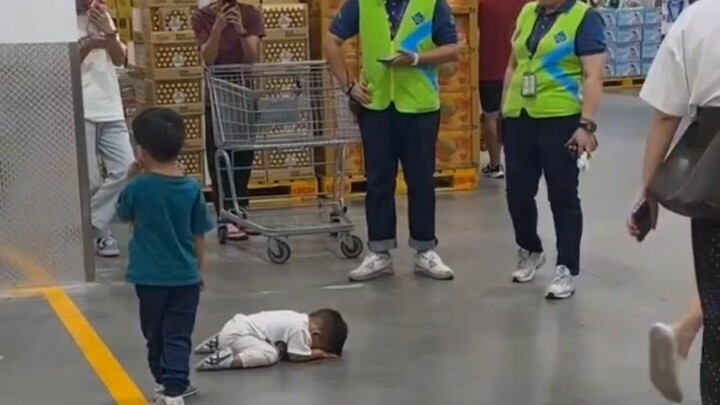 Bayi berusia 2 tahun di Sam’s Club sudah makan dan minum puas, tapi tetap ngotot enggak mau pulang～