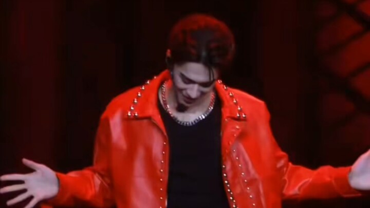 [ke-ng] You can tell this lead dancer’s really giving it their all!