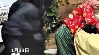 寒假姐弟俩在家一言不合就开打，妈妈在一旁左右为难，不知该劝哪边。网友：被打的不哭 打赢的还哭。