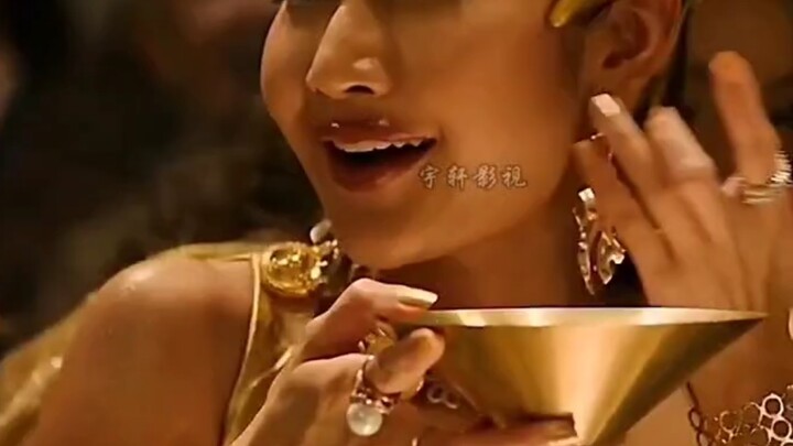 《饥饿游戏》男人抓起一只新鲜的波龙，粗暴的大卸八块，只是简单的炸了一下，就放在随处捡来的石头上。