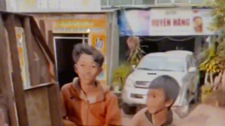 Đã bao lâu rồi tôi không thấy ai ngoài ba mươi tuổi nở nụ cười trong trẻo đến vậy?