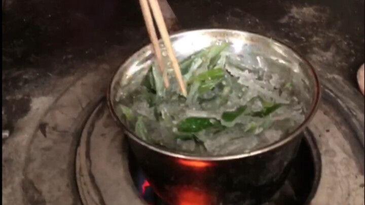 Blind Mother Thaws Ice to Cook Instant Noodles