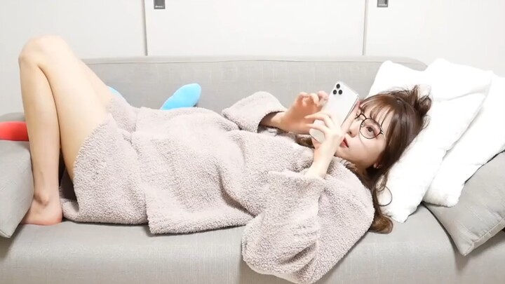 A打工 girl in Japan can’t find a boyfriend—how bored must she be? After work, the only way she can let