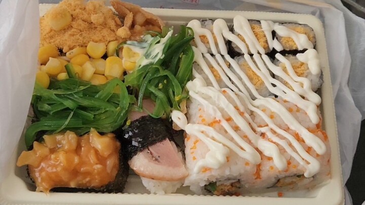 15 yuan luxury sushi from Pinhao Fan, a surprisingly generous portion