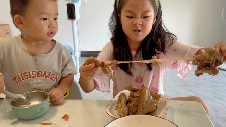 Ba bát mỹ nữ nhỏ