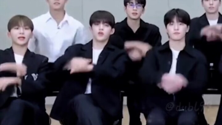 Khi các thành viên khác nhau của SEVENTEEN hô “say the name”