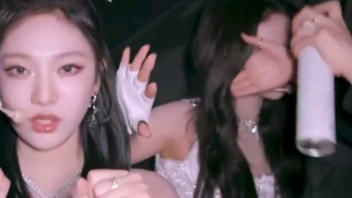 Chị Liễu sợ bình xịt làm bắn vào mặt Ninh Ninh nên dùng tay che lại.