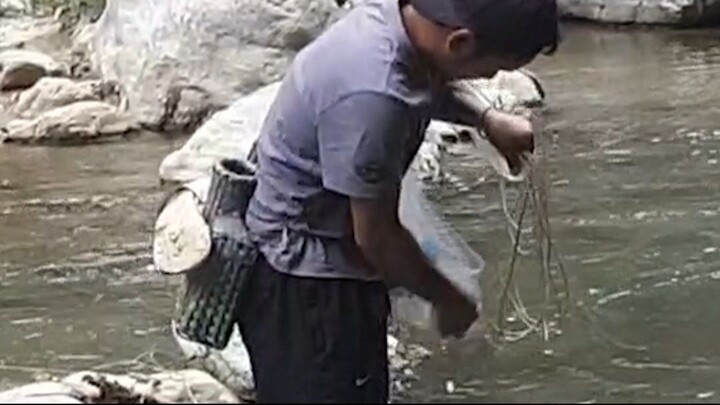 Cast Net Fishing in Nepal | Himalayan Trout Fishing with Handmade Cast Net |