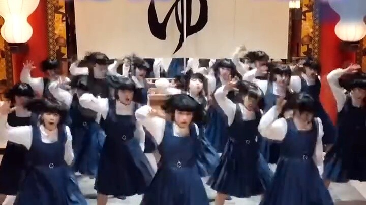 Video YouTube tentang 16 squat dengan satu kaki sangat populer, dari grup tari lucu Jepang avantgard