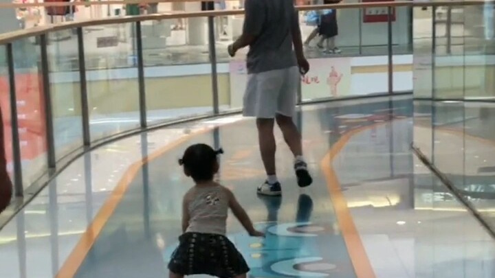 คำสอนและแบบอย่างจากคุณพ่อสุดมั่นใจ ทั้งสองพ่อลูกสนุกกับการเล่นกันบนถนนห้างฯ