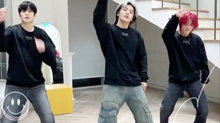 ตรวจสอบข้อเท็จจริงเกี่ยวกับการเต้นรำด้วยตนเอง