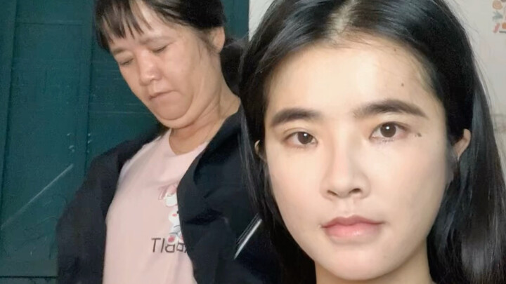 “แม่ฉันไม่ได้ลำบากอะไร แต่ยังดึงให้ฉันกินข้าวกับเธออีก”
