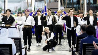 บ๊ะ บ๊ะ บ๊ะ ที่ประธานาธิบดี! Stray Kids《Thunderous》220116 เวที HD